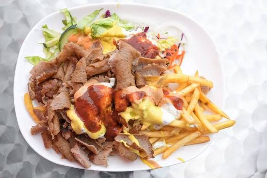 Hackfleisch-Drehsließ Teller mit Pommes 